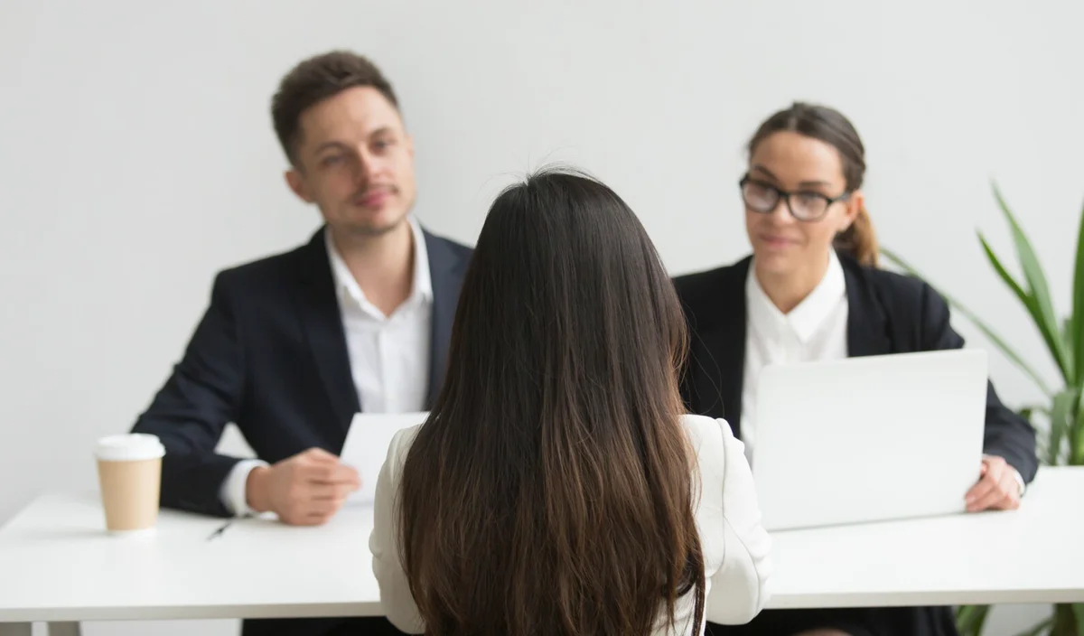 Reunion entre 3 personas para una entrevista de trabajo