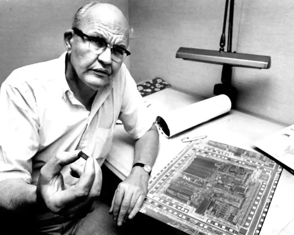fotografía de kilby mostrando su nueva idea de microchip