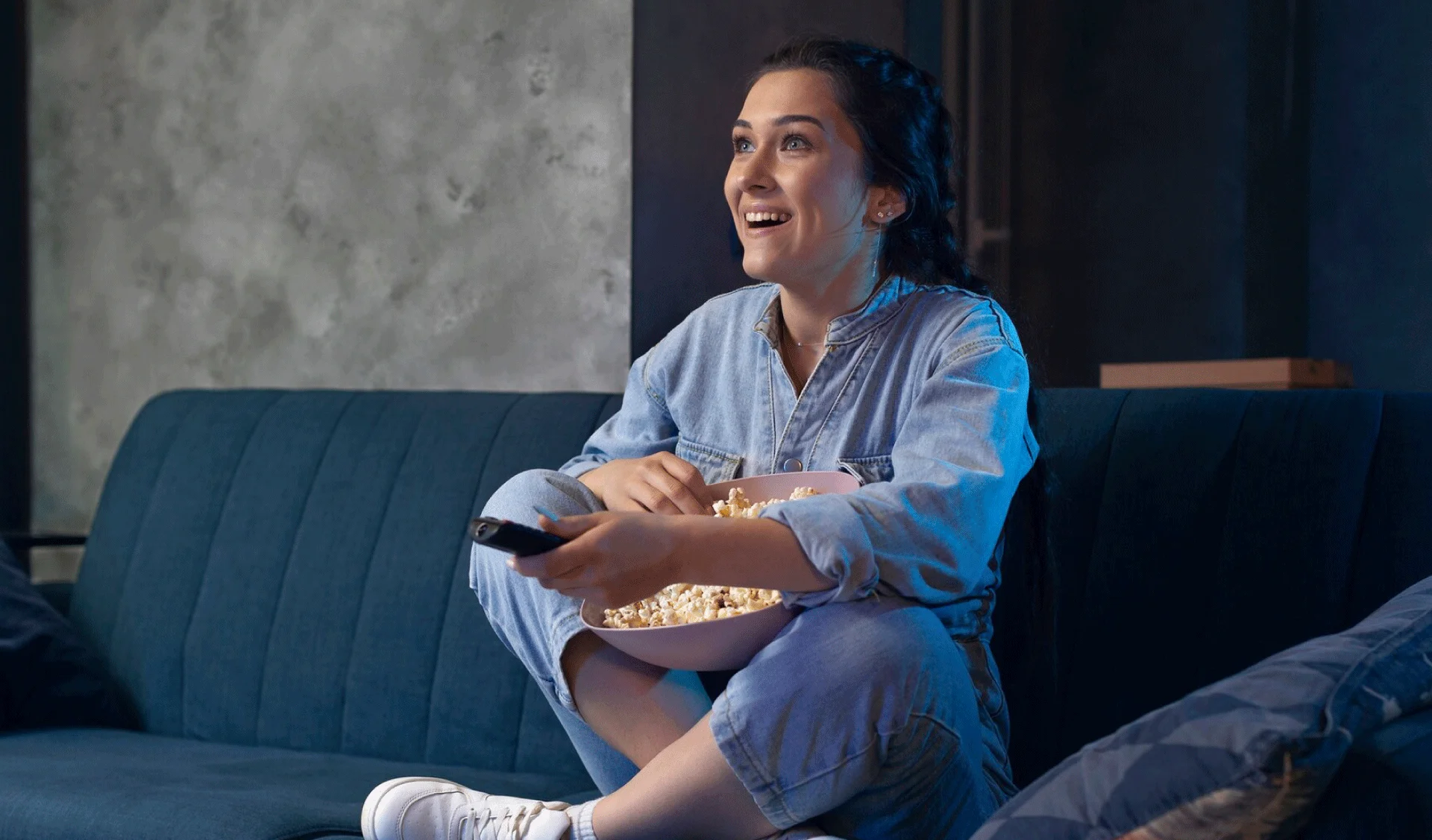 joven viendo televesión en especifico plataformas de streaming