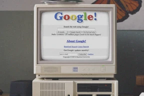imagen de un computador antiguo con navegador de google en la pantalla