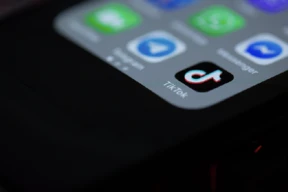 Logo de la App TikTok en un la parte final de la pantalla de un Iphone.