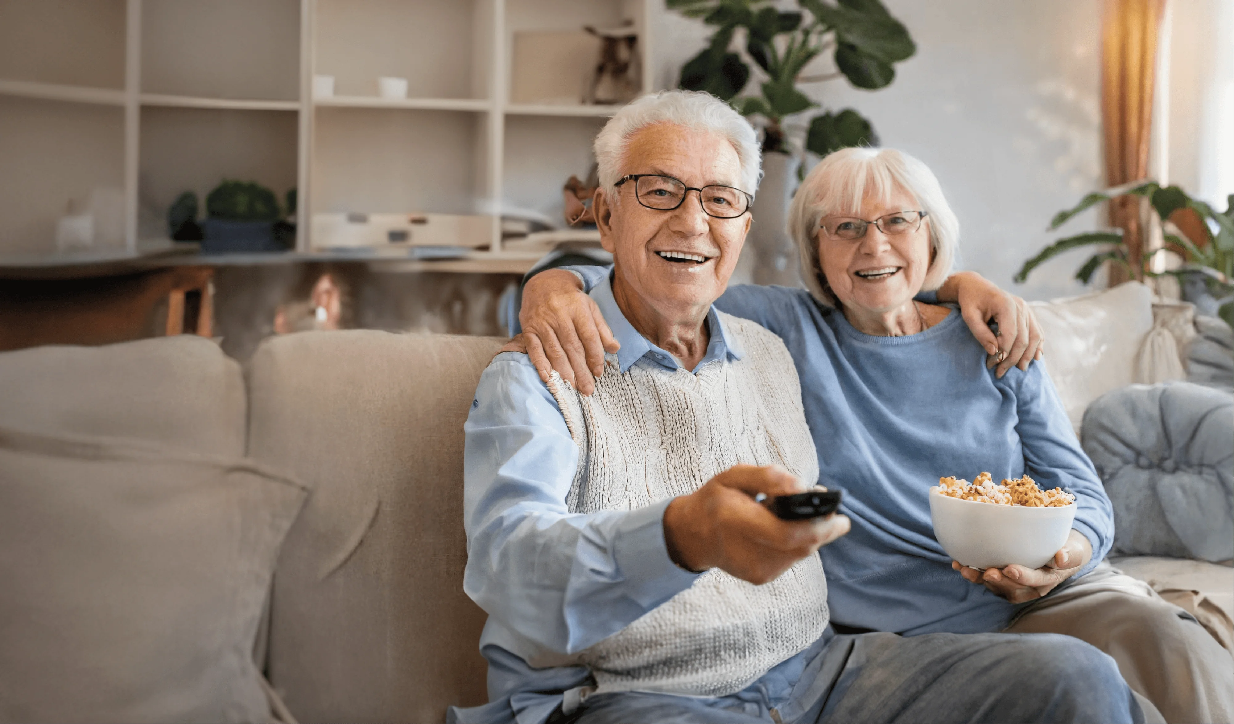 Clientes seniors utilizando el plan Bitred TV Seniors