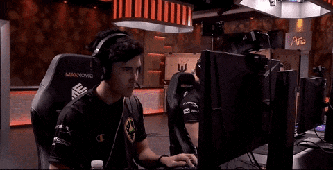 tres gamers frente al computador, preparándose para jugar.